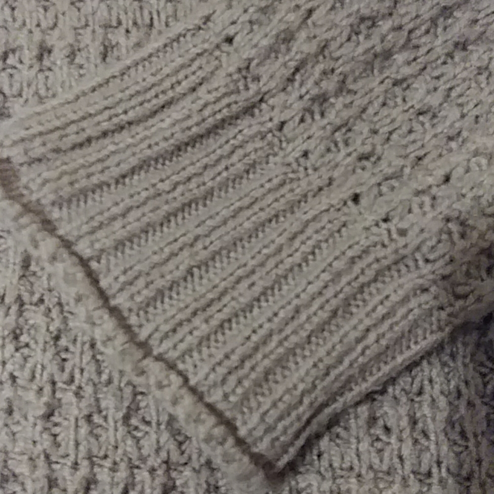 Tan gap sweater - Picture 4 of 4